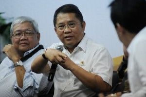 Menteri Komunikasi Dan Informatika Rudiantara (tengah) didampingi Guru Besar UI Sarlito Wirawan Sarwono (kiri) menjawab pertanyaan para peserta Seminar Nasional: Kebijakan dan Langkah Strategis dalam Pengembangan Industri Unggulan Nasional di Kampus Universitas Indonesia, Depok, Jawa Barat, Selasa (24/2). Dalam seminar tersebut sektor ekonomi kreatif bakal digarap lebih serius dan diharapkan menjadi sektor unggulan nasional. ANTARA FOTO/Indrianto Eko Suwarso/ss/Spt/15